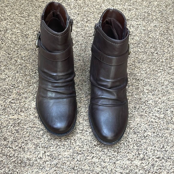 Women’s Size 7.5 M  Ankle Boots heel Bootie Brown Casual - Picture 2 of 9